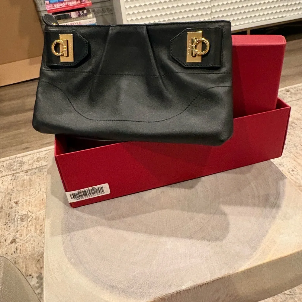 Salvatore Ferragamo black calf leather clutch with crossbody chain - Picture 2 of 3